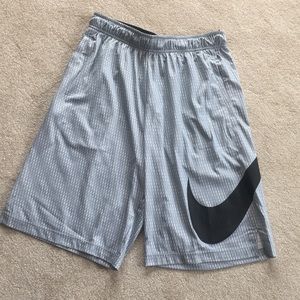 Nike athletic men’s shorts size medium new